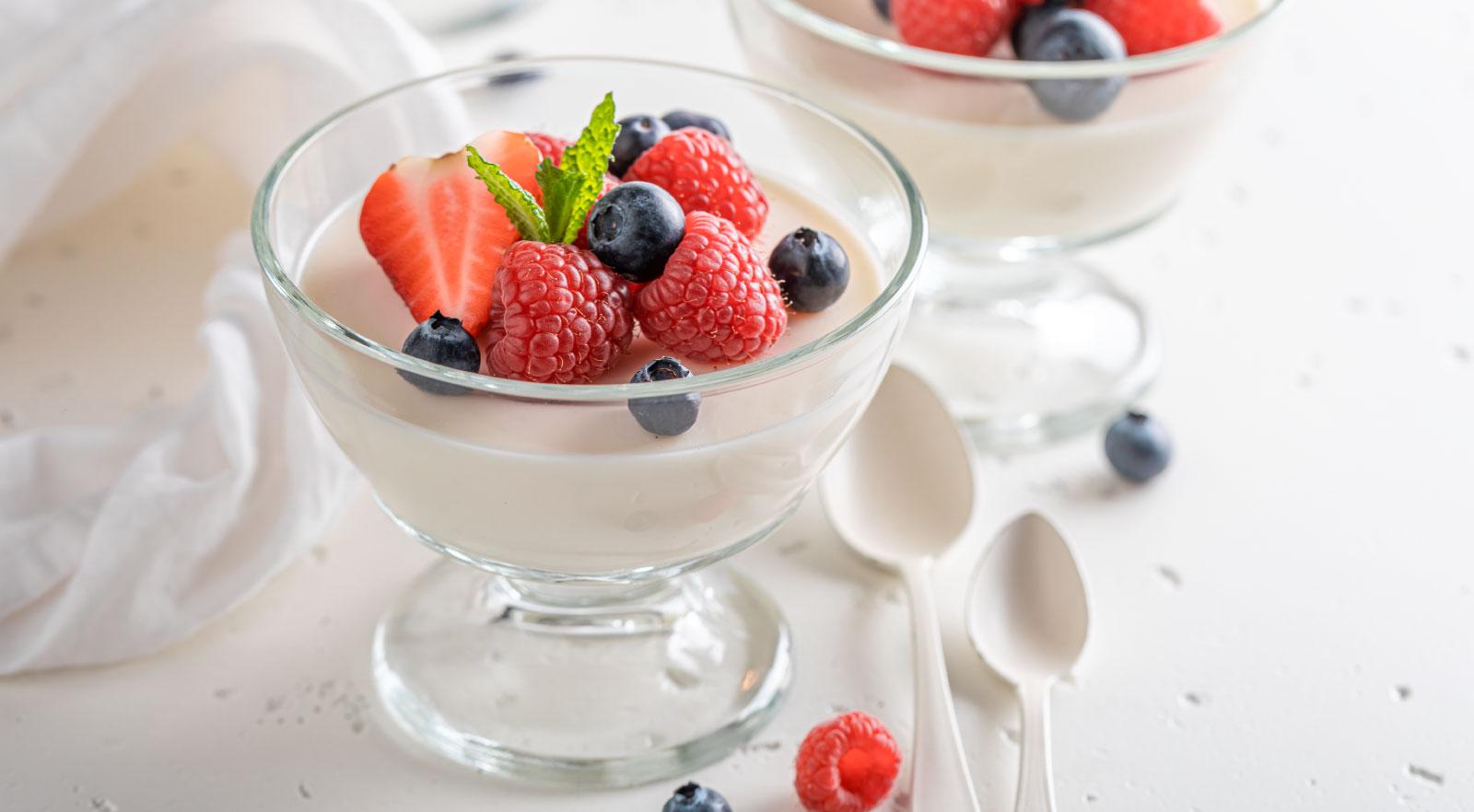 Esponjado de yogurt con frutas